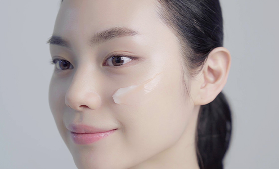 How To Use -
Take out the right amount at the cream step. Softly spread out from inside of your face outward along skin texture and let the skin absorb.