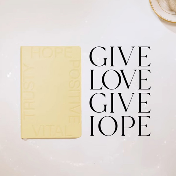 GIVE LOVE GIVE IOPE 아이오페 홀리데이