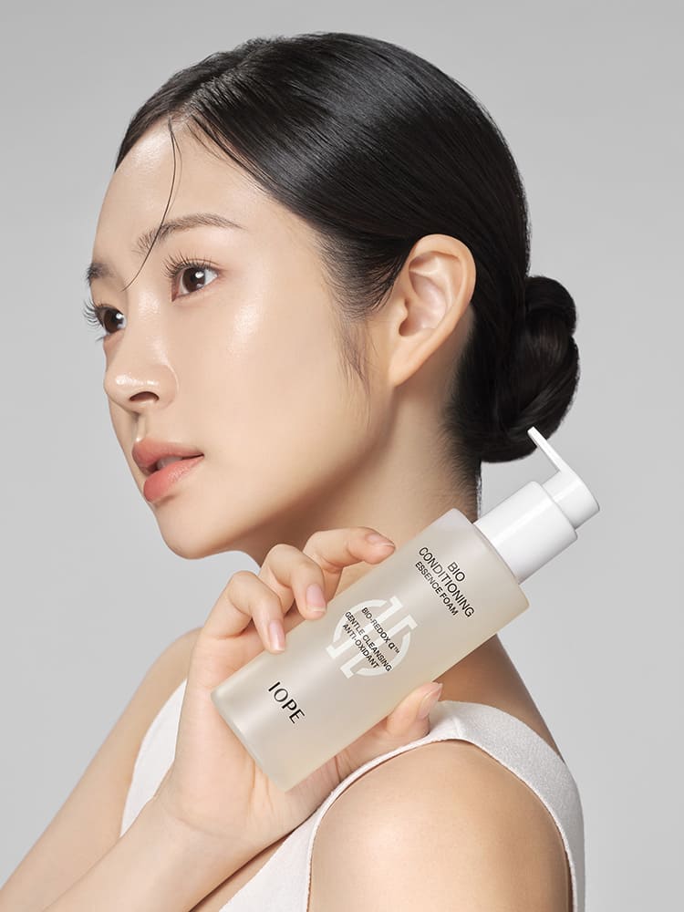 바이오 컨디셔닝 에센스 폼을 들고 있는 모델