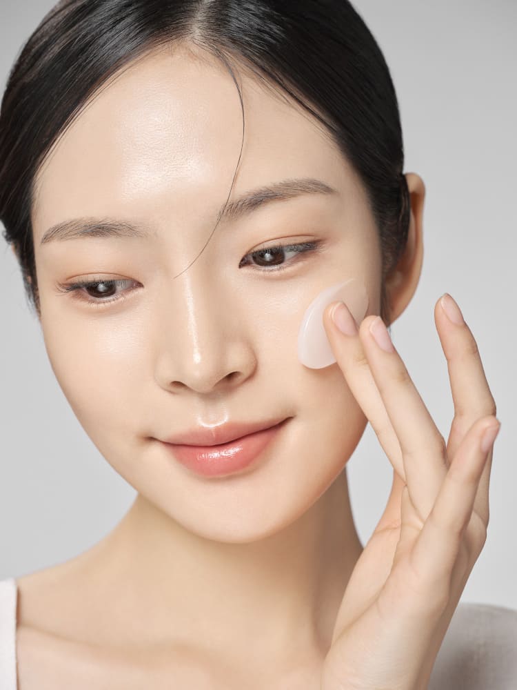 바이오 컨디셔닝 오일 인 젤을 바르고 있는 모델