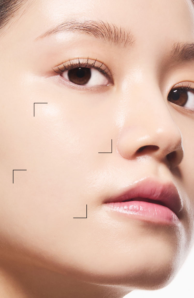 탄력있는 피부를 보여주는 모델 얼굴을 크게 보여주고 있다.