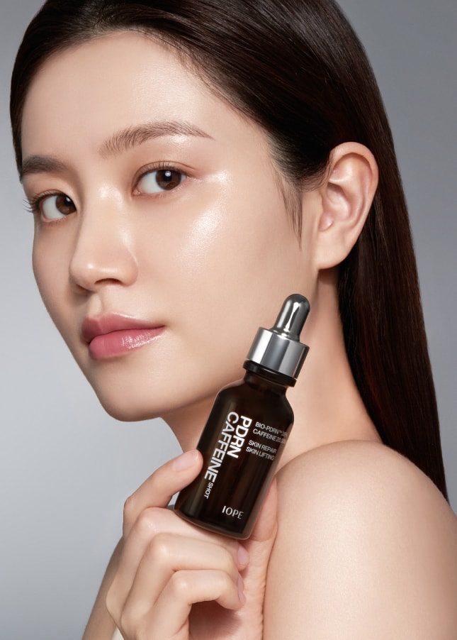 아이오페 PDRN 카페인 샷 제품을 들고 있는 모델