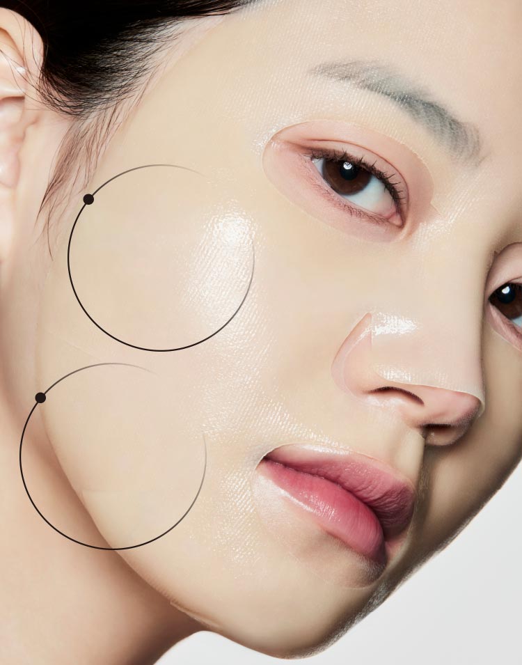 아이오페 레티놀 세럼 인 겔 마스크를 사용한 모델