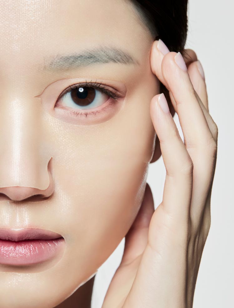 레티놀 세럼 인 겔 마스크를 사용한 모델