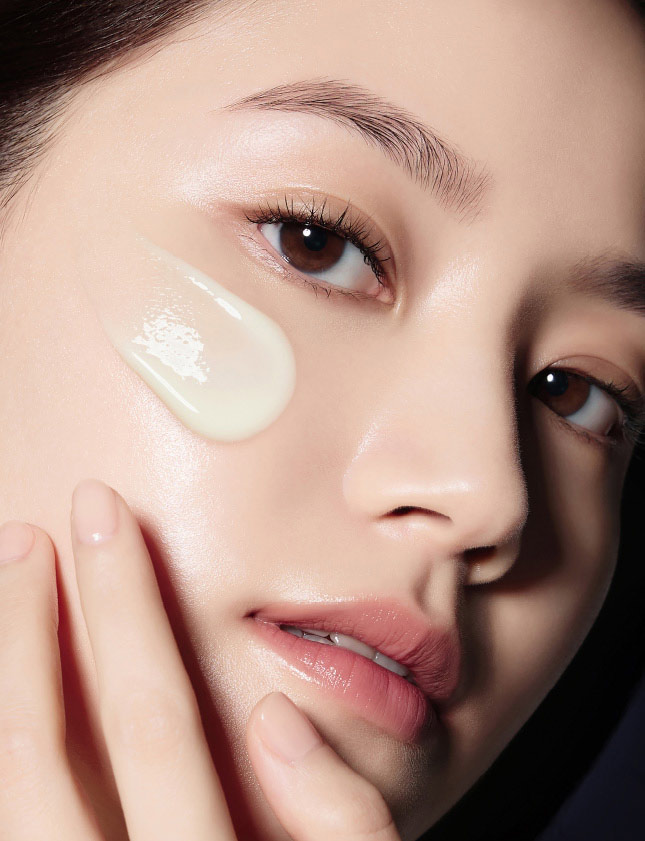 아이오페 레티놀 슈퍼 바운스 세럼을 바른 모델