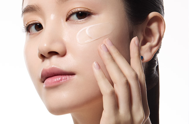 XMD 스템3 클리니컬 리커버리 크림을 바른 모델