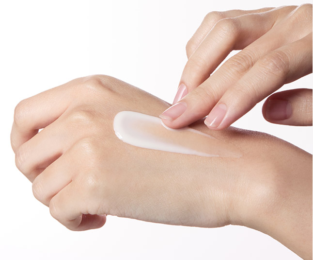 XMD 스템3 클리니컬 리커버리 에멀젼을 손에 바르는 모습